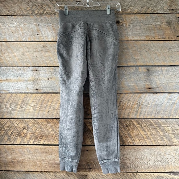 Lululemon Size 0 Warm Down Jogger 7/8 Length Thread Dye Rover Black Sweatpants - Picture 4 of 11